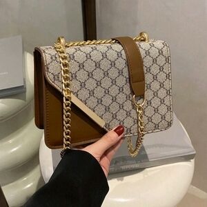 BRAND NEW ** Elegant Brown and Cream Chain Shoulder Bag